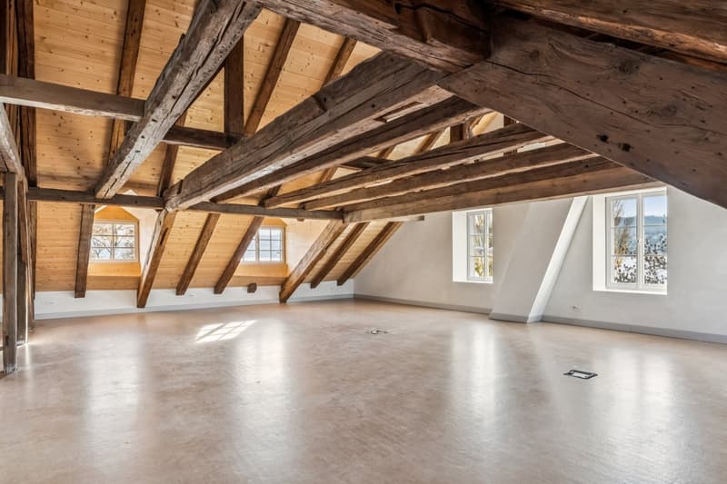 empty room, wooden beams, white walls, wooden ceiling, windows
