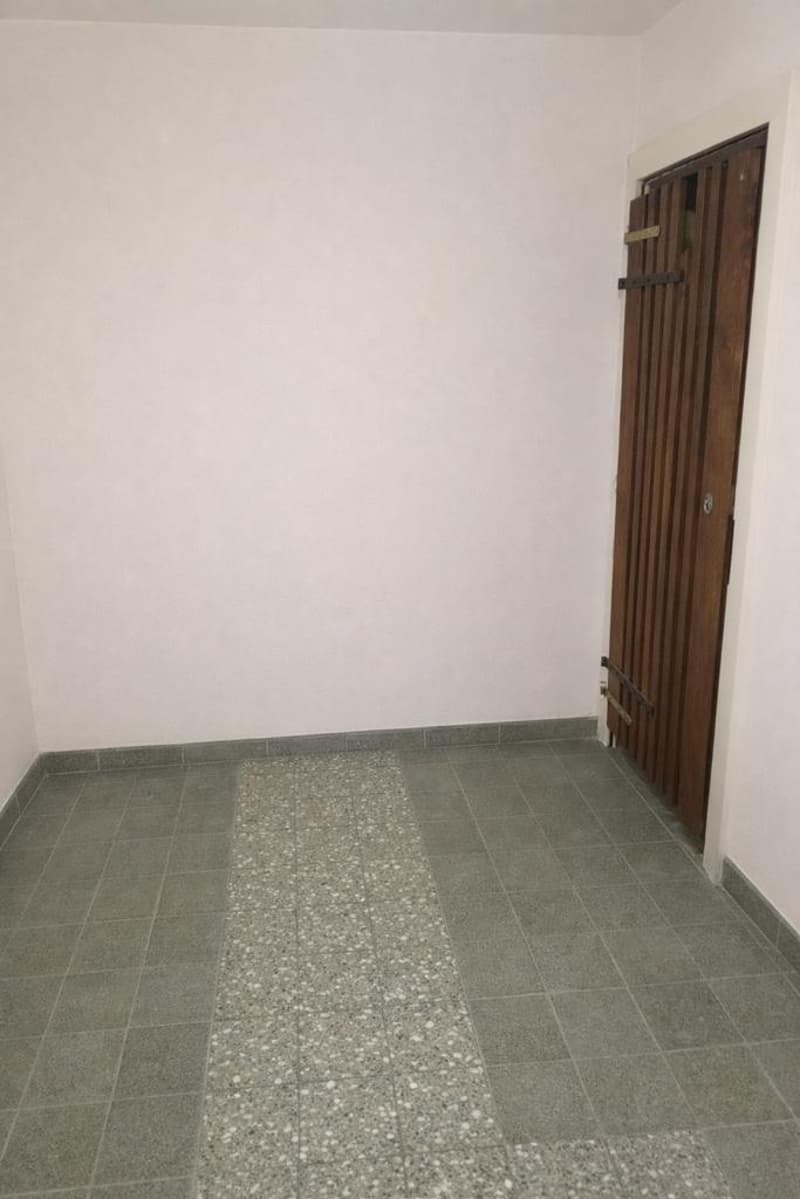 Locale di stoccaggio in affitto in posizione centrale (2)