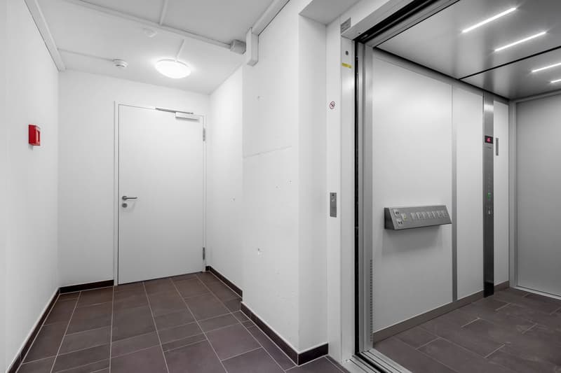 Spazio ufficio attraente con terrazza al piano attico (9)