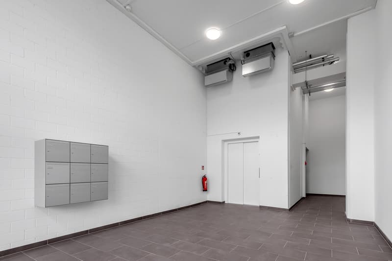 Spazio ufficio attraente con terrazza al piano attico (8)