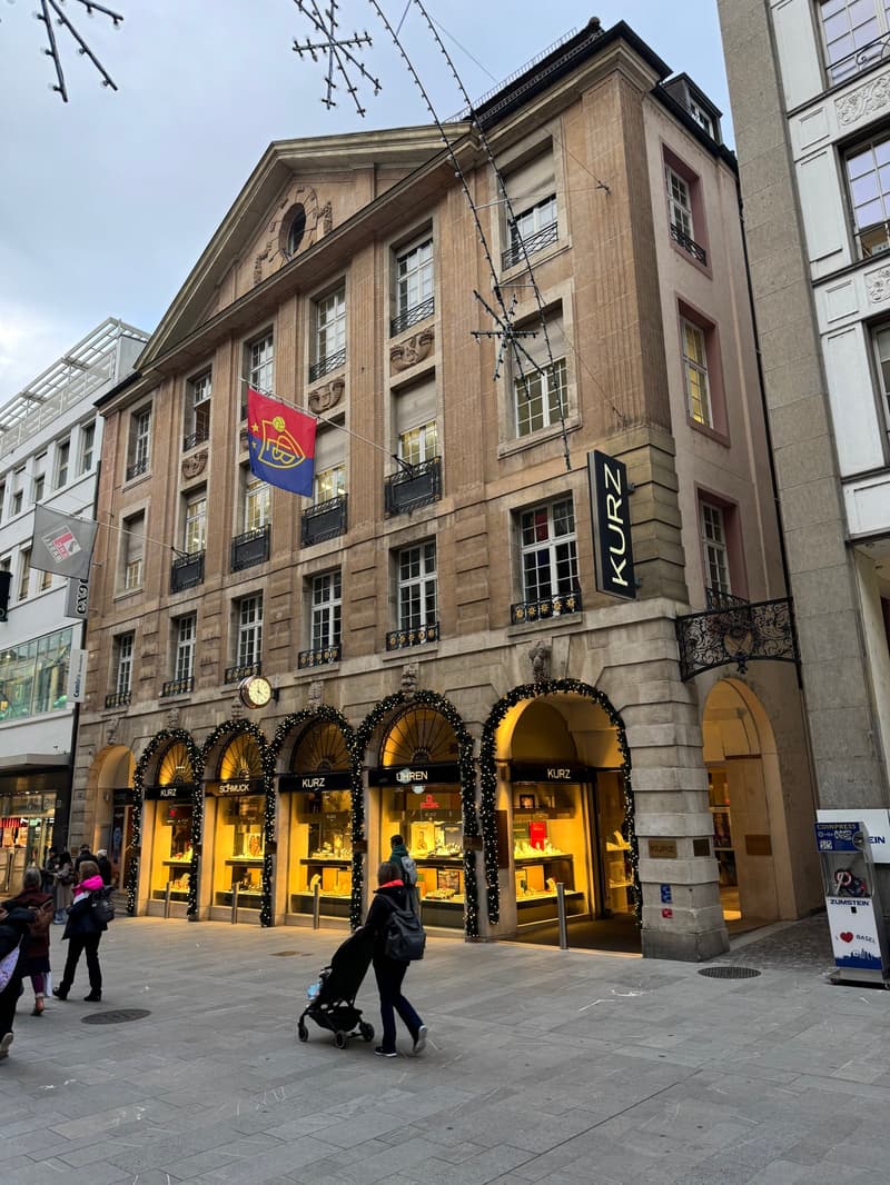 "Repräsentative Büro- Praxis- oder Fitnessfläche in prestigeträchtigem Gebäude im Herzen Basels" (3)