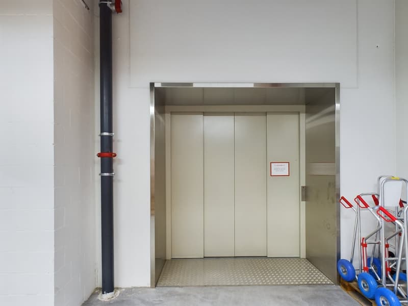 Modern versatile commercial spaces in Oberglatt (11)