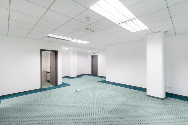 empty room, white walls, ceiling lights, door, light blue carpet, pillar