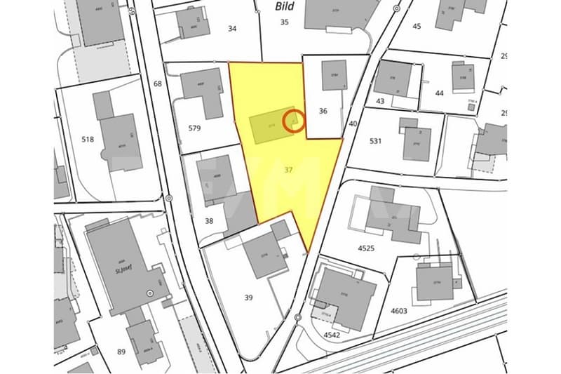 Casa multifamiliare con terreno circostante (3)