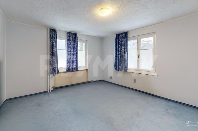 Maison unifamiliale de 8 ½ pièces avec 2 garages, espace commercial et places de parking (9)