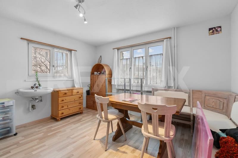 Maison unifamiliale de 8 ½ pièces avec 2 garages, espace commercial et places de parking (8)