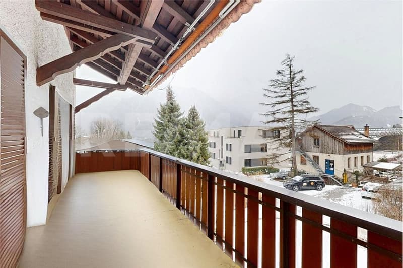 Maison unifamiliale de 8 ½ pièces avec 2 garages, espace commercial et places de parking (3)