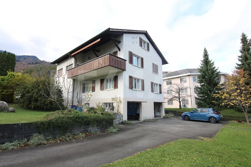 Maison unifamiliale de 8 ½ pièces avec 2 garages, espace commercial et places de parking (2)