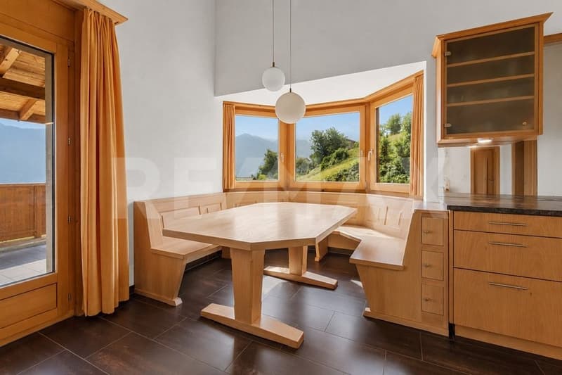 Spacious 6½-room maisonette apartment with garden and beautiful views (8)