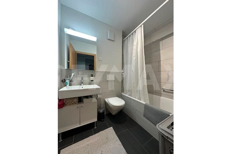 Spacious and modern 2.5-room apartment (including outdoor parking space) in the village center of Saas. (4)