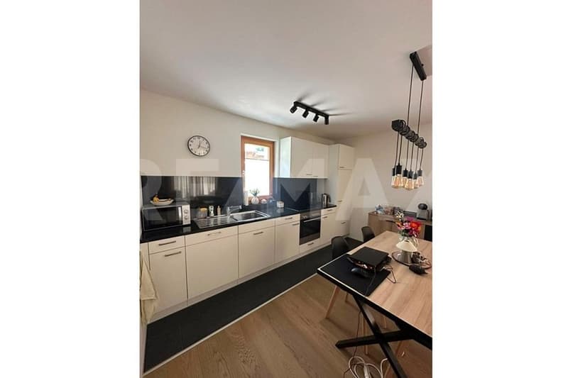 Spacious and modern 2.5-room apartment (including outdoor parking space) in the village center of Saas. (1)