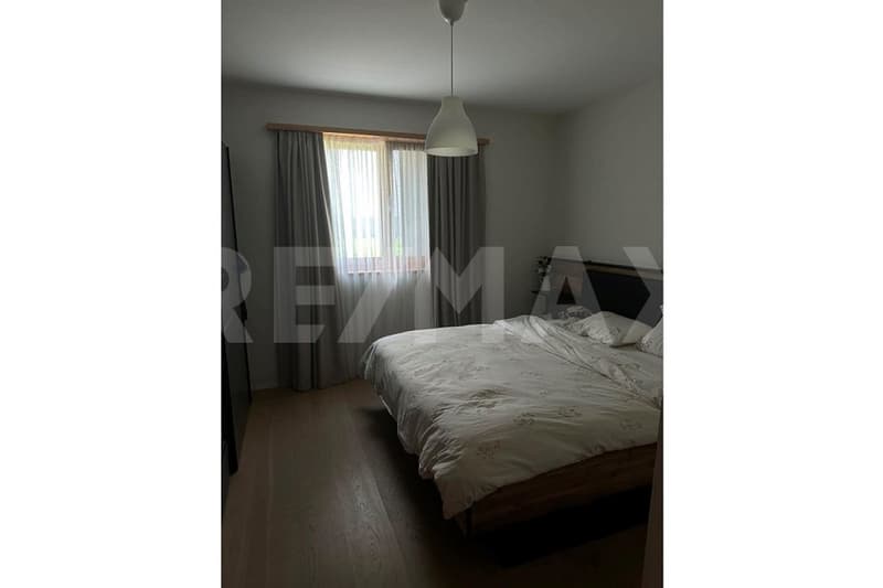 Spacious and modern 2.5-room apartment (including outdoor parking space) in the village center of Saas. (2)