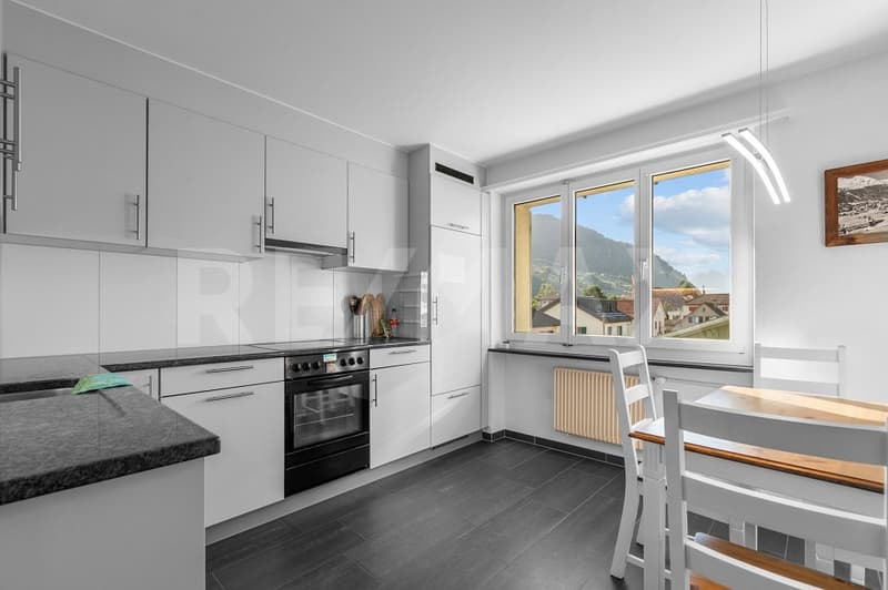 Comfortable living with a view - 4 ½ room attic apartment in a well-maintained three-family house (3)