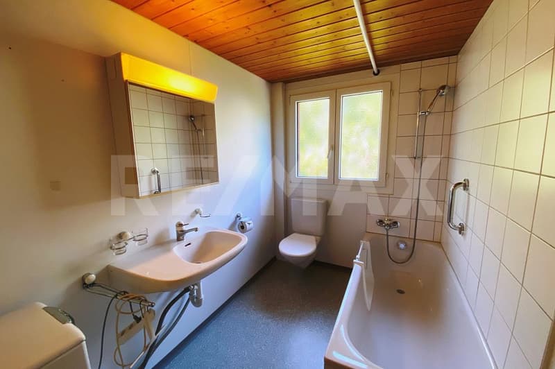 Charmante 2.5-Zimmer-Dachwohnung mit viel Holz und Kaminofen in Domat/Ems (7)