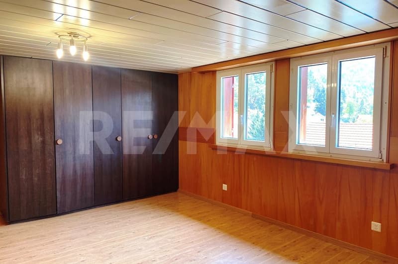 Charmante 2.5-Zimmer-Dachwohnung mit viel Holz und Kaminofen in Domat/Ems (4)
