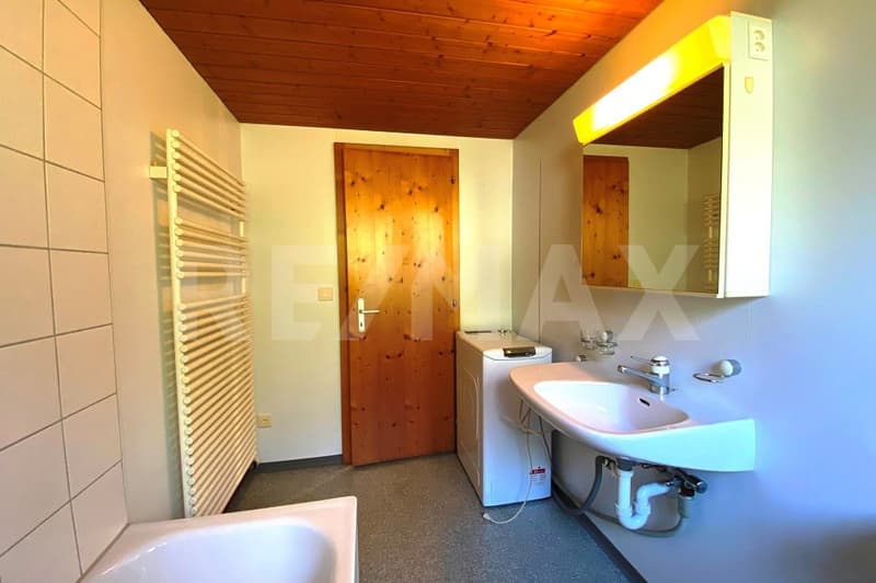 Charmante 2.5-Zimmer-Dachwohnung mit viel Holz und Kaminofen in Domat/Ems (6)