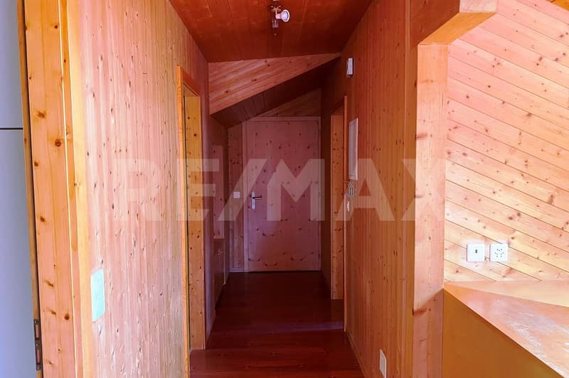 Charmante 2.5-Zimmer-Dachwohnung mit viel Holz und Kaminofen in Domat/Ems (3)