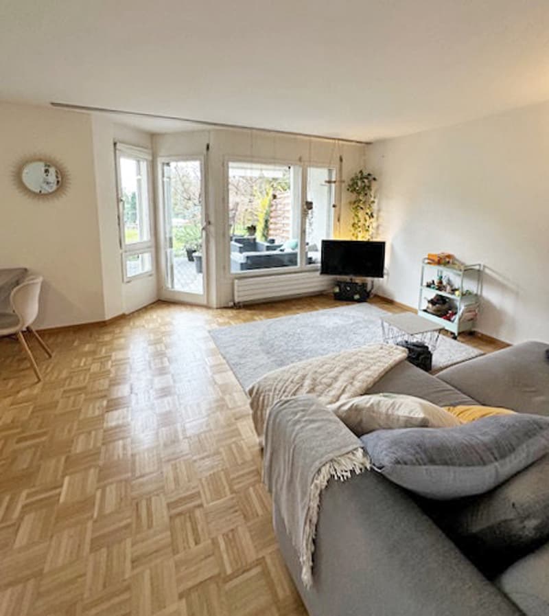 Wohnzimmer mit Zugang zum Sitzplatz