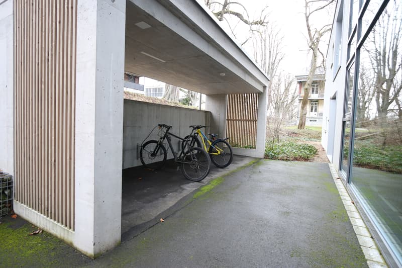 Velounterstand vor dem Haus