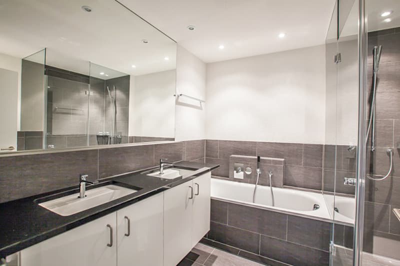 Badezimmer mit Badewanne und Duschkabine