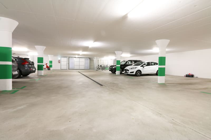 in der gepflegten Tiefgarage ist ein Parkplatz für CHF 150.-/mt. verfügbar