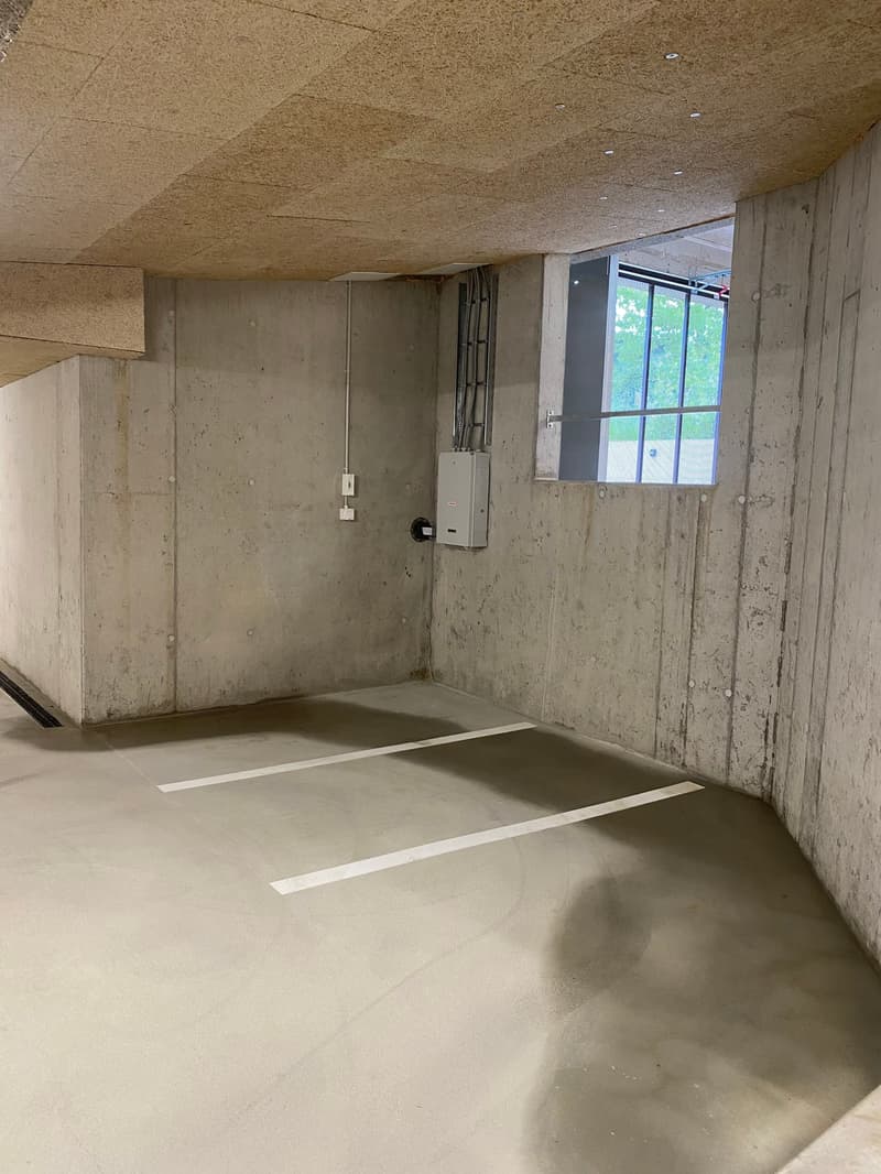 Parcheggi per auto e moto con collegamento elettrico in affitto (2)