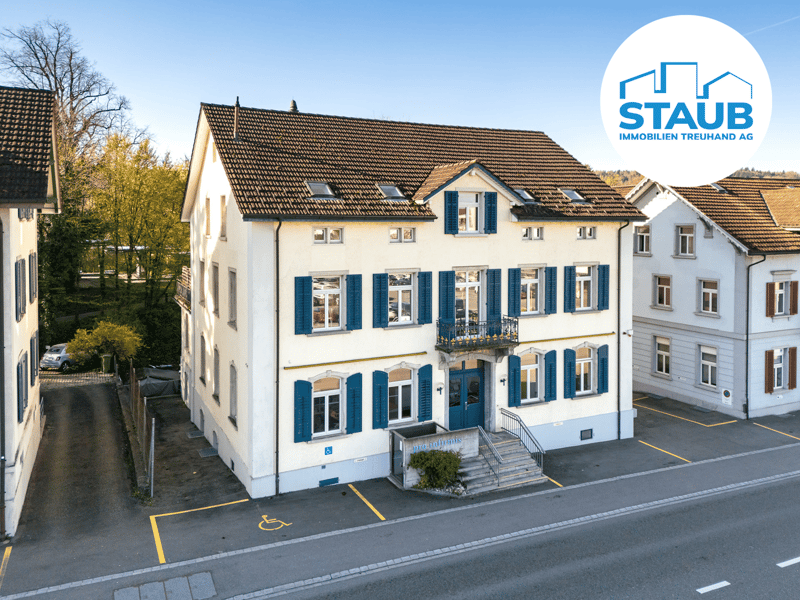 Nordansicht mit Haupteingang und Parkierung