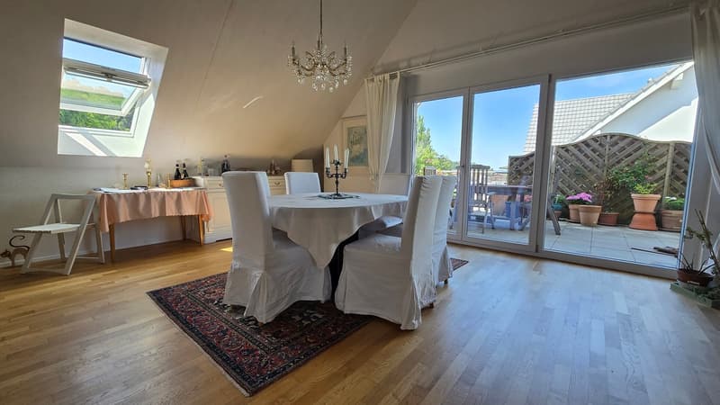 Heller Essbereich mit direkten Balkonzugang