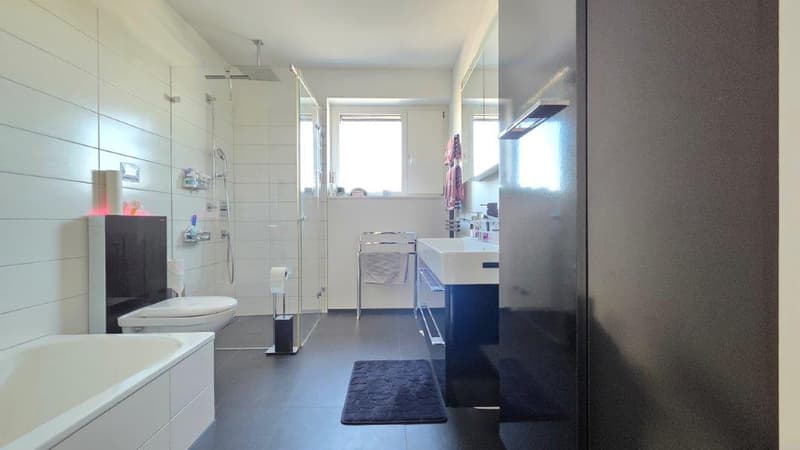 Zeitlos und hell - offenes Badezimmer