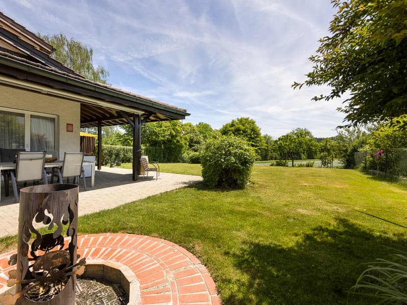 Sonniger Garten mit freiem Blick auf die Natur
