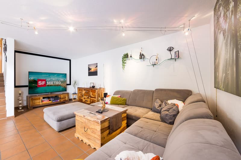 Helles Wohnzimmer mit Kamin und Gartenzugang