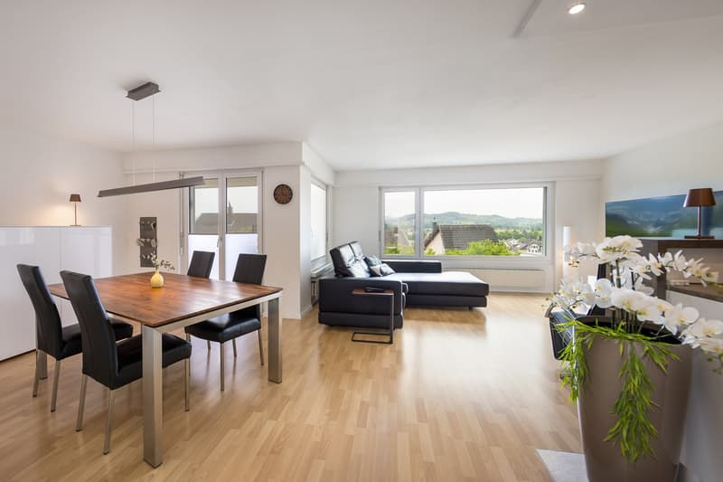 Helles Wohnzimmer mit Weitblick