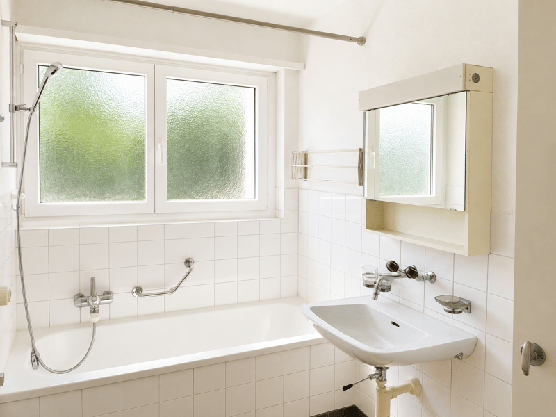 Badezimmer mit Badewanne und Lavabo