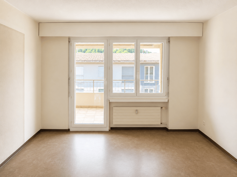Arbeits-/Schlafzimmer mit Balkonzugang