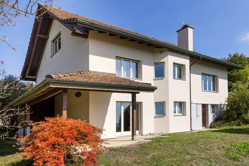 Südseite mit Garten, gedecktem Sitzplatz und freier Sicht