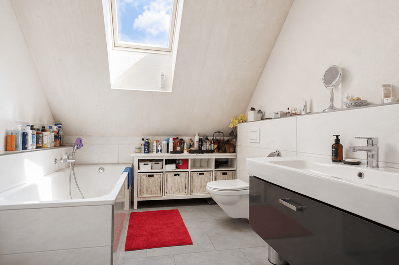 Badezimmer mit Badewanne, Lavabo und WC
