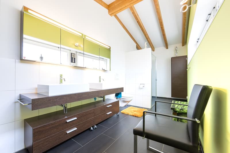 Modernes Bad mit Charme und Komfort