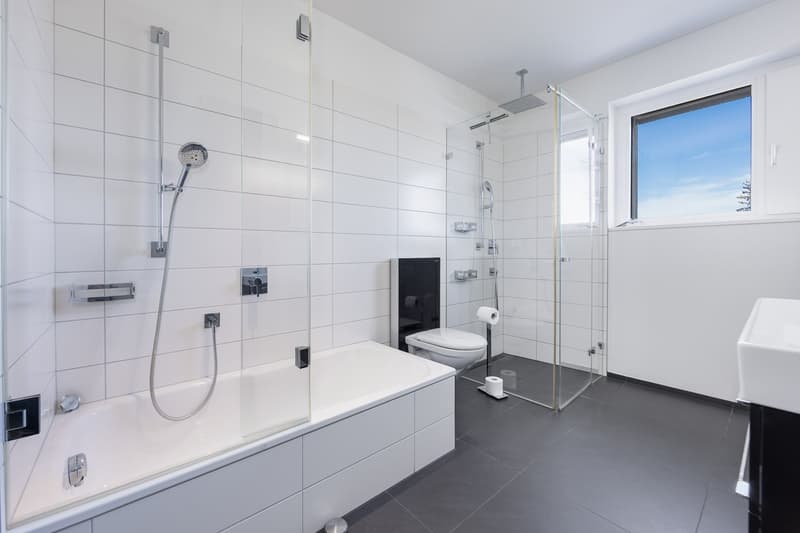 Elegantes Bad mit Badewanne, Dusche, Lavabo, WC