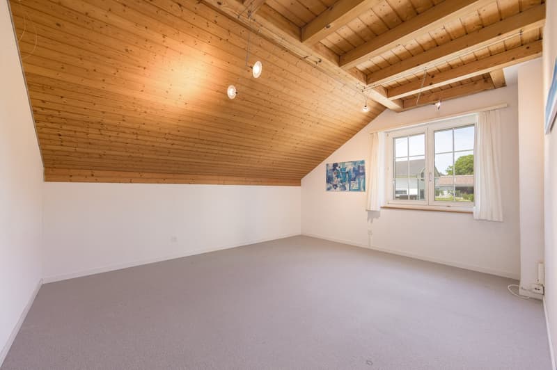 Helles Schlaf-/Arbeitszimmer