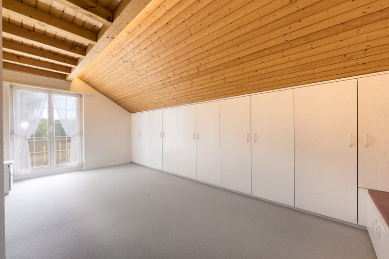 Elternschlafzimmer mit Balkon und praktischen Einbauten