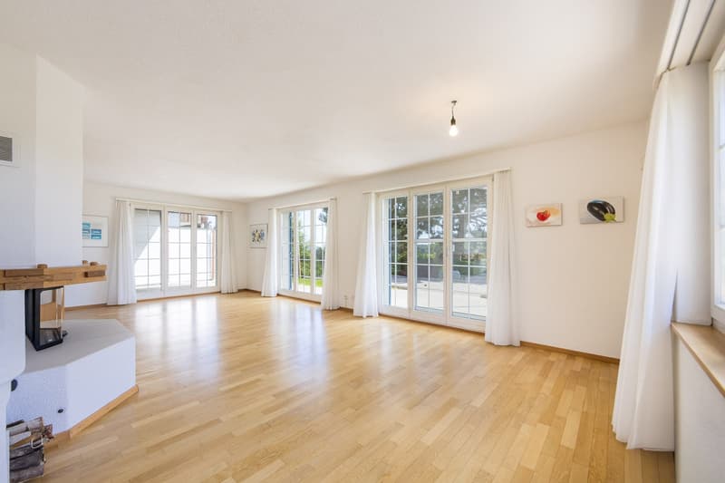 Grosszügiges Wohnzimmer mit Cheminée