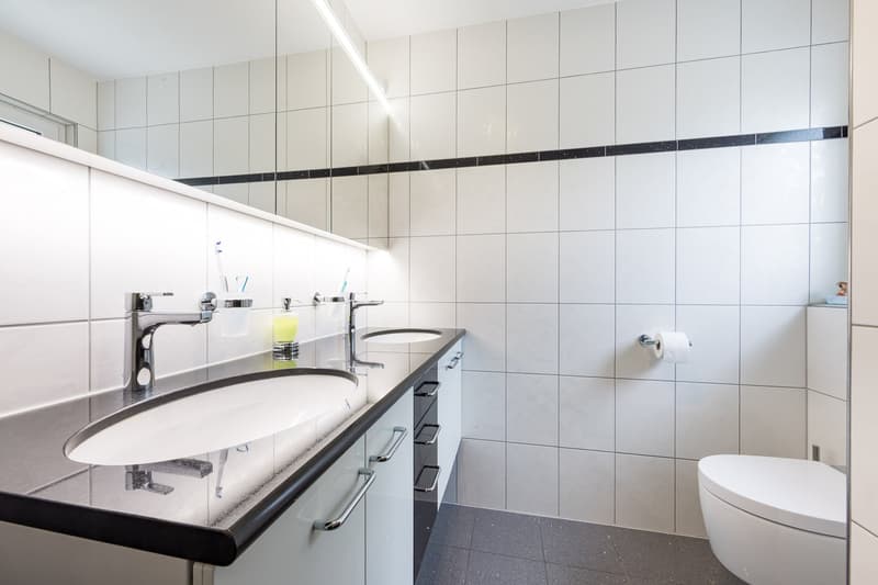 Gepflegtes Bad mit 2 Lavabos, Dusche und Dusch-WC