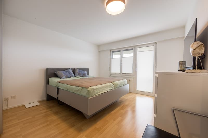 Helles Schlaf-/Arbeitszimmer mit Terrassenzugang