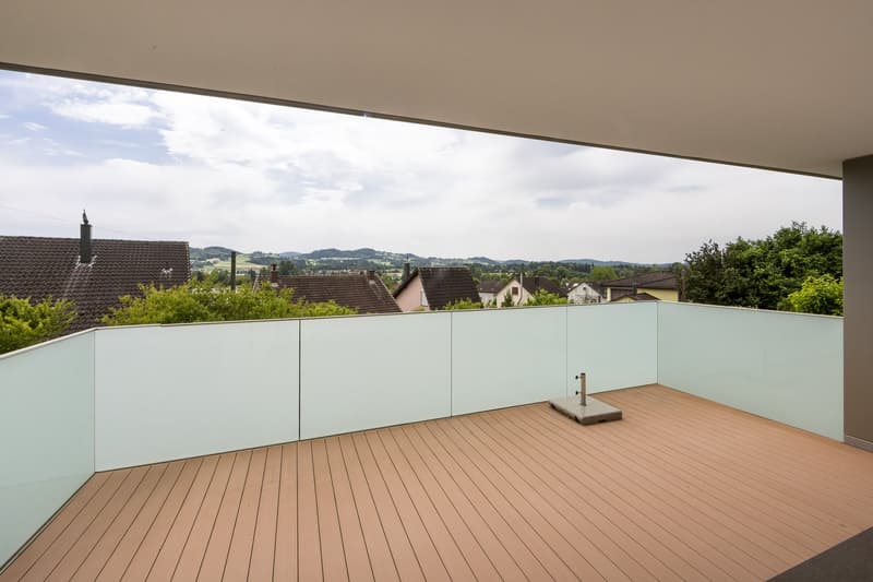 Grosse und sonnige Terrasse mit freiem Blick