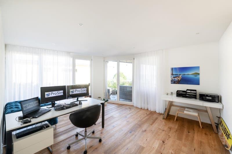 Grosszügige Arbeits- & Schlafzimmer