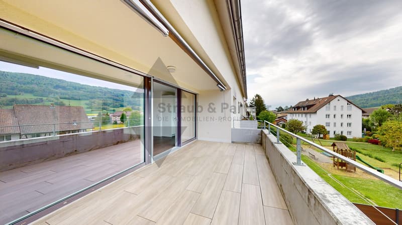 SONNIGER BALKON UND AUSSICHT AN ZENTRALER LAGE (2)
