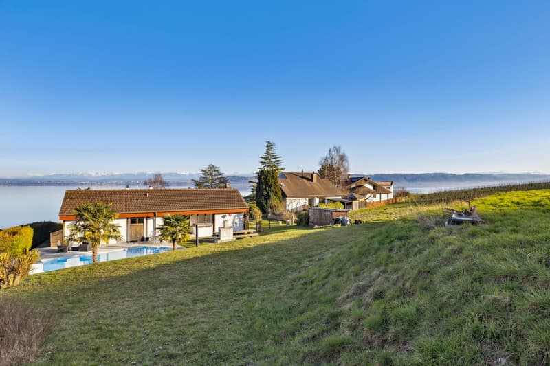 Individual villa with pool and lake view! (2)