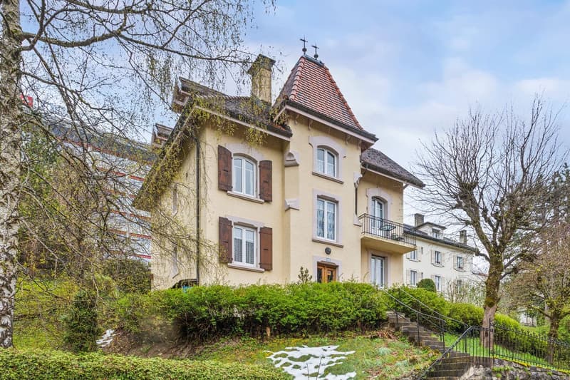 Herrschaftshaus mit 2 Apartments in idealer Lage in Le Locle (1)