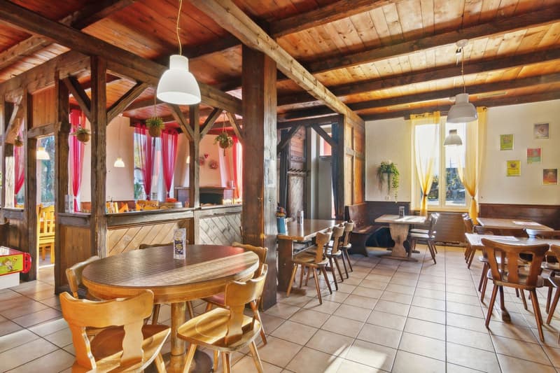 Prächtiges Gebäude mit 2 Wohnungen und einem Restaurant (4)