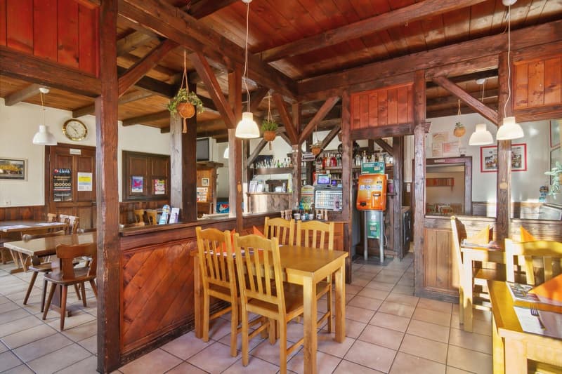 Prächtiges Gebäude mit 2 Wohnungen und einem Restaurant (3)